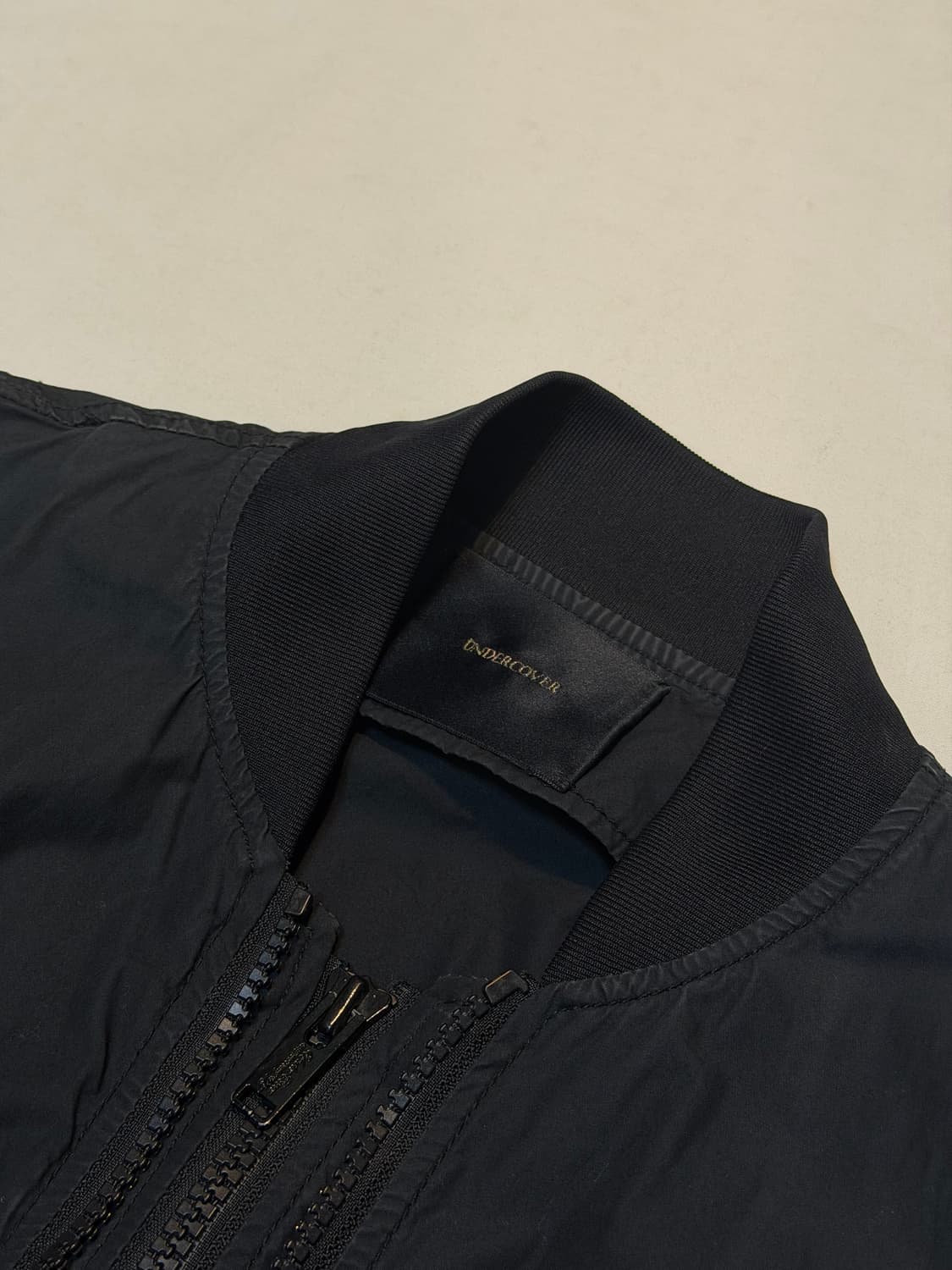 언더커버 14ss 절개 레터링 봄버자켓 블랙 상품이미지5