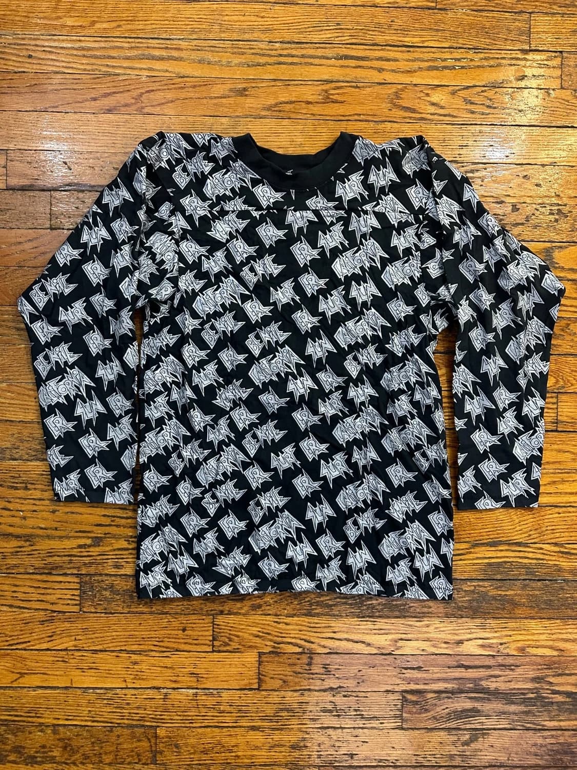 ERL 이알엘 올오버 로고 프린트 롱슬리브 티셔츠 블랙 상품이미지1