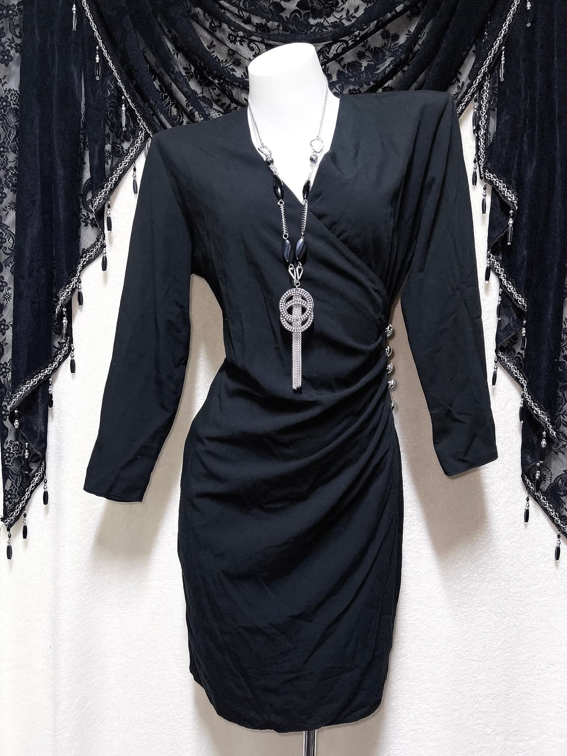 로맨틱고딕 고스펑크 브이넥 랩 셔링 블랙원피스 은장 섹시 오네갸루 오피스 상품이미지5