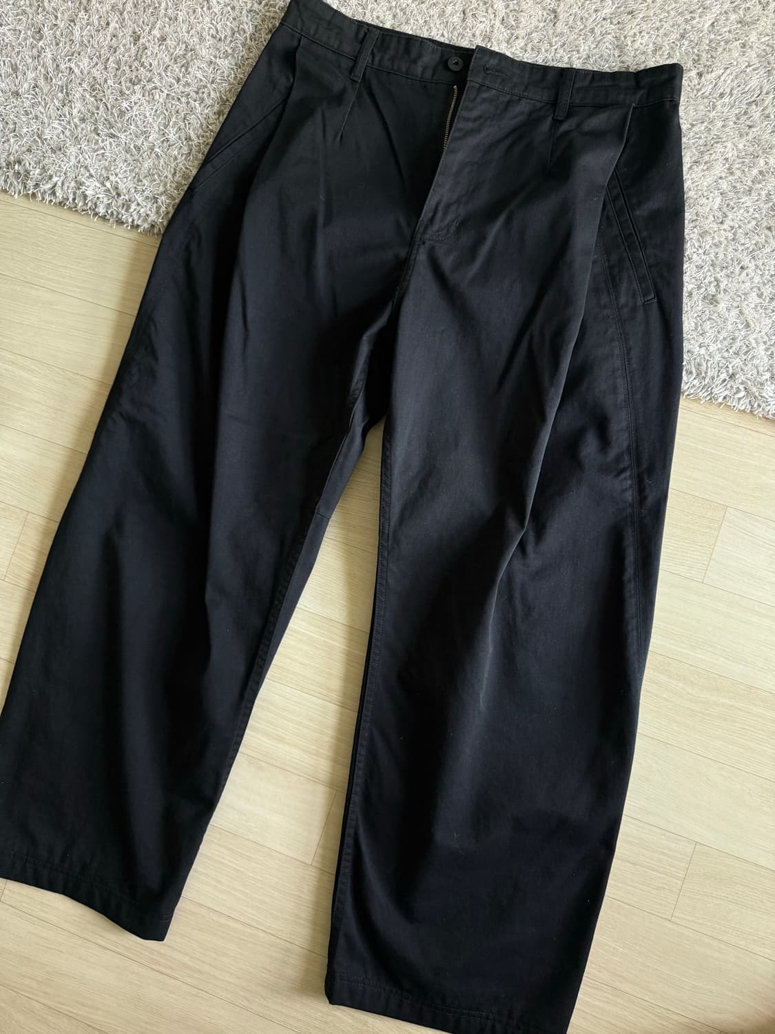 쿠어 코튼 블렌드 딥 플리츠 커브드 팬츠 상품이미지2