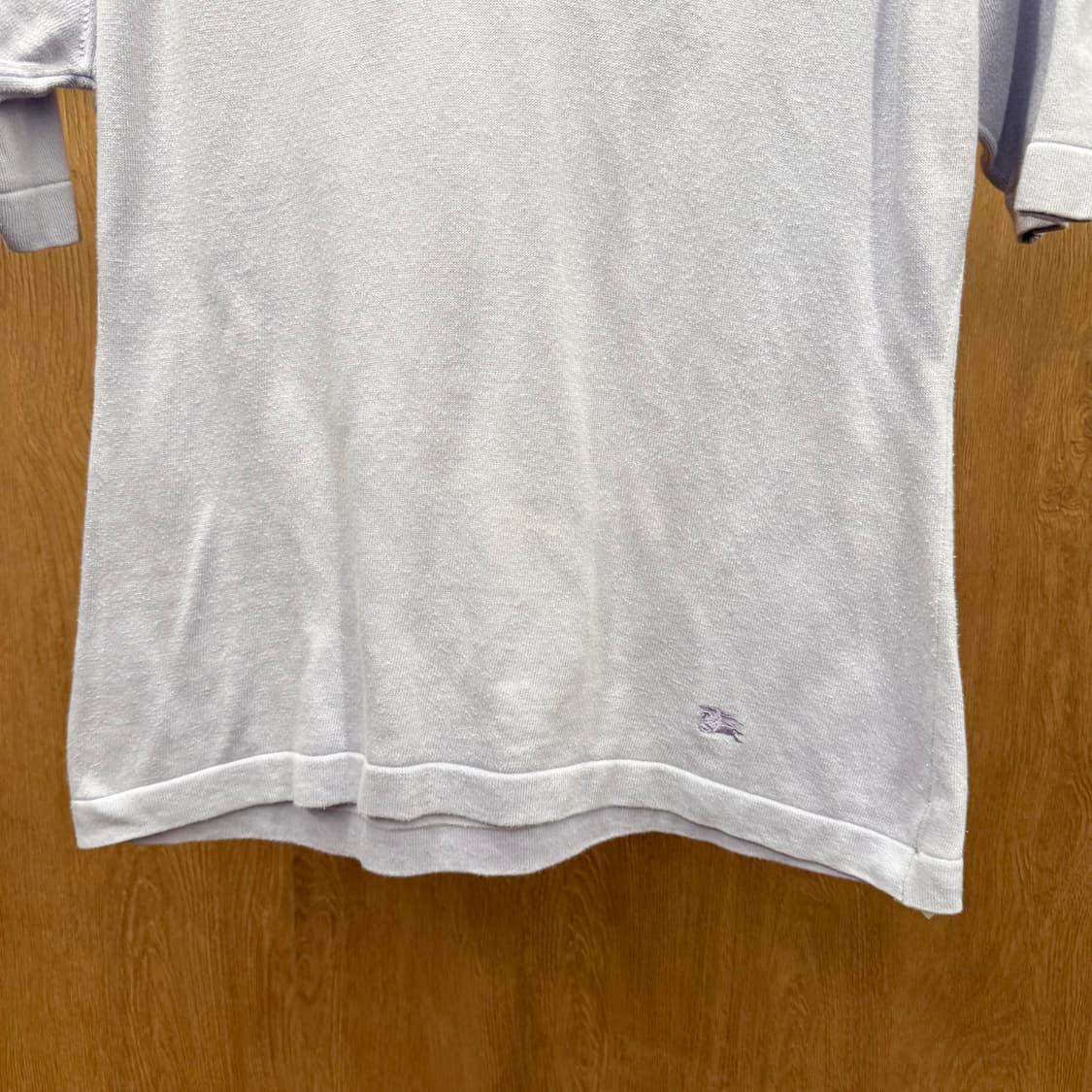 버버리 런던 브이넥 반팔 니트 티셔츠 클래식 로고 자수 슬림핏 연보라 상품이미지5