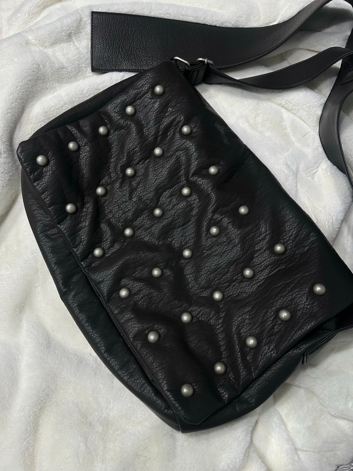 플리즈프로젝트 스터드 레더 메신저백 크로스백 상품이미지3