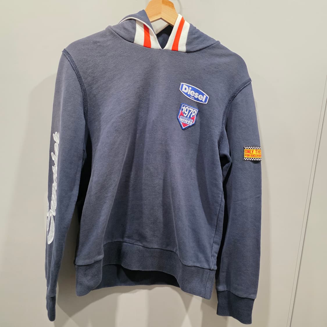 디젤(DIESEL) 와펜 패치 후드 티셔츠 상품이미지1
