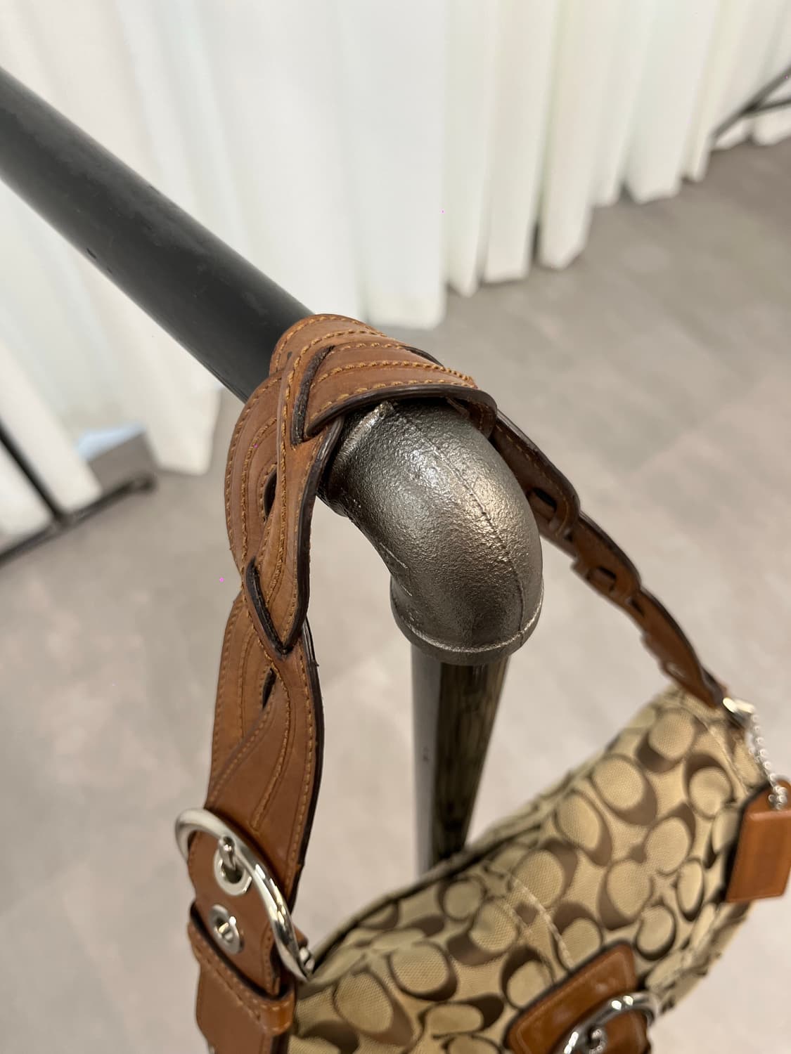 Coach Front Pocket Beige Solder Bag 상품이미지5