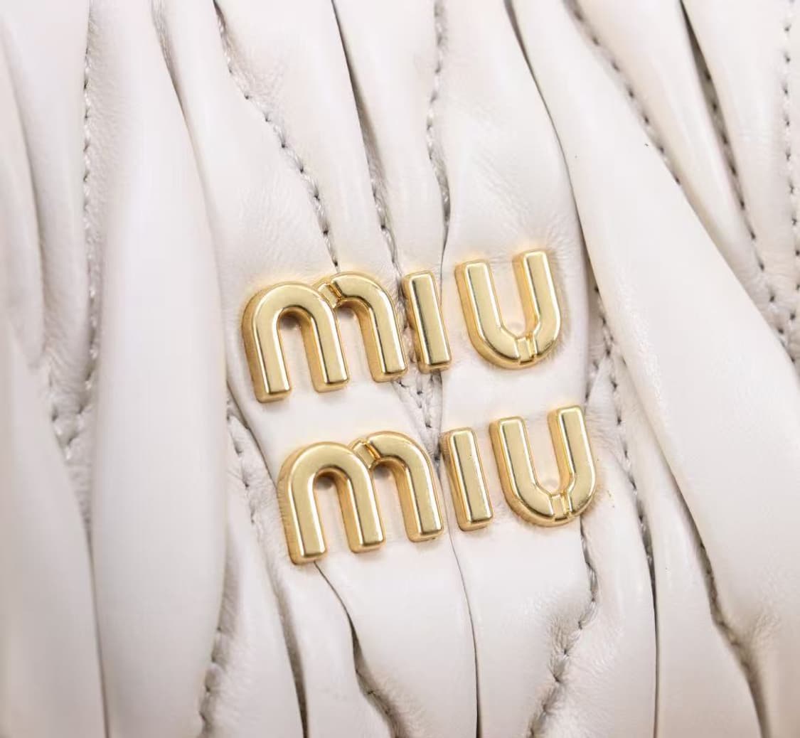 미우 미우 완더 마테라쎄 나파 가죽 호보 미니백 화이트 상품이미지8