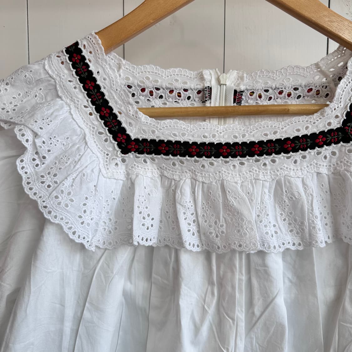 레이스 프릴 블라우스 화이트 퍼프소매 상품이미지3