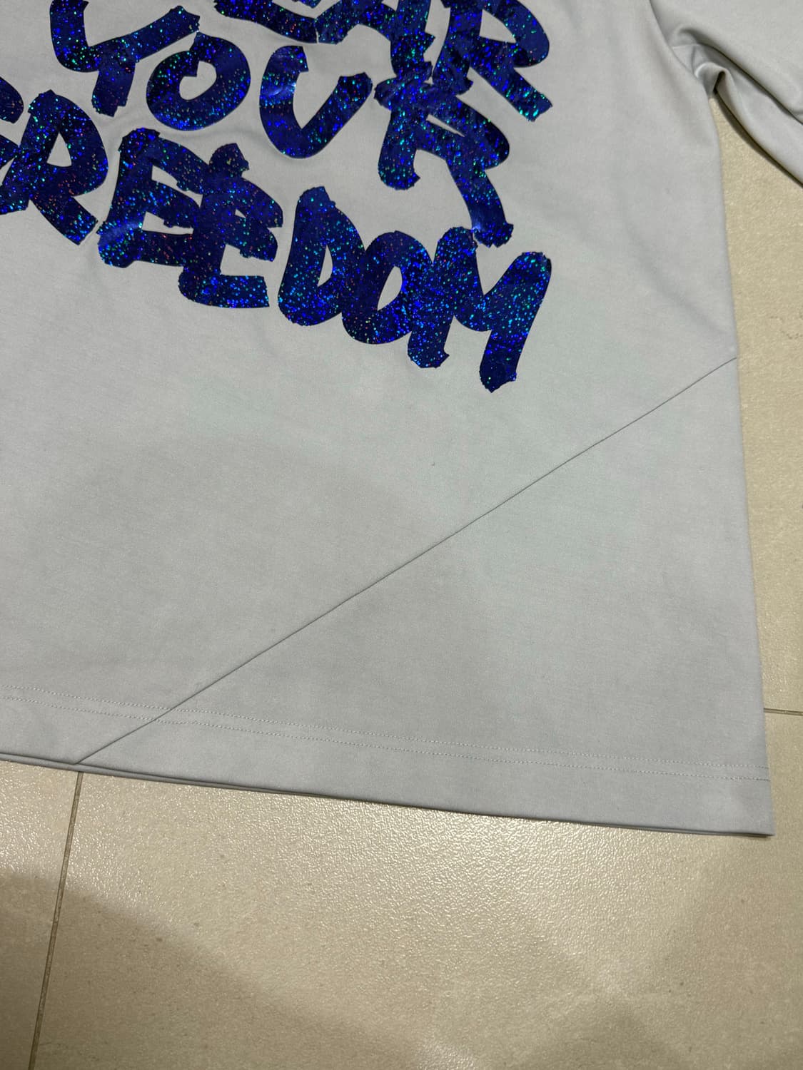 2024 꼼데가르송 네 자유를 입어 글리터 절개 디테일 롱슬리브 티셔츠 상품이미지5