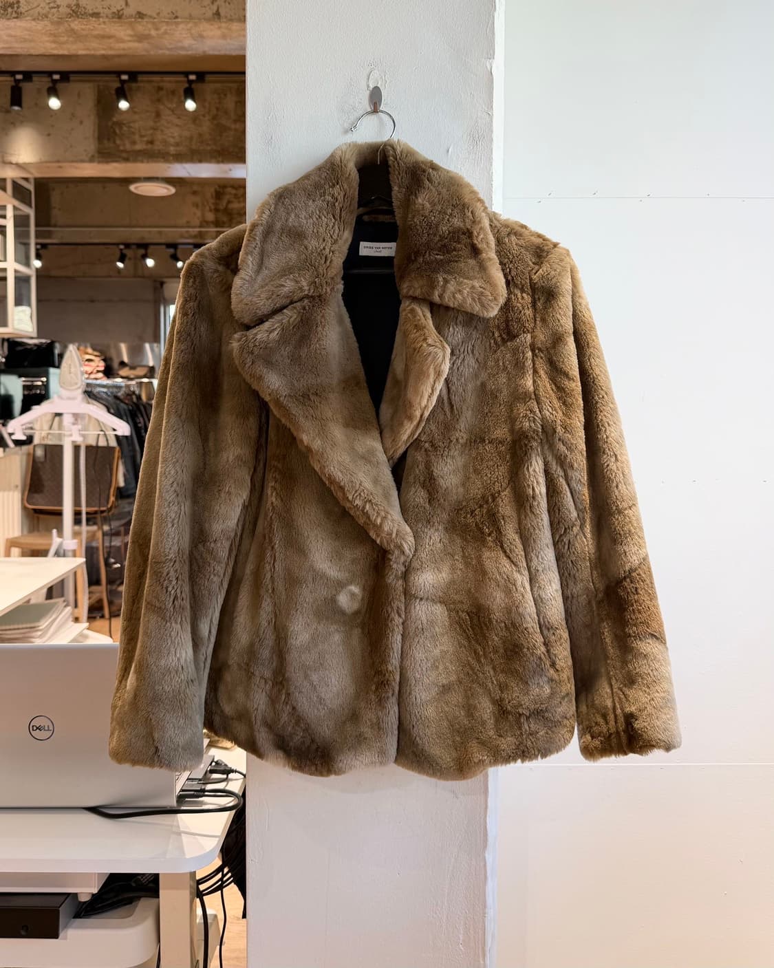 드리스 반 노튼 브라운 페이크 퍼 자켓  상품이미지2