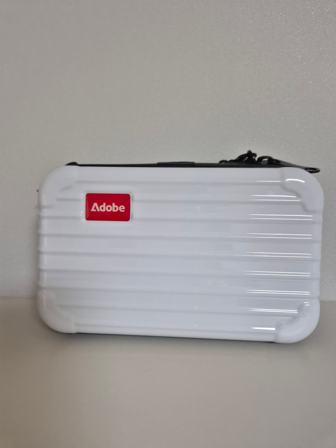 어도비 캐리어 스타일 파우치 하드케이스 상품이미지1