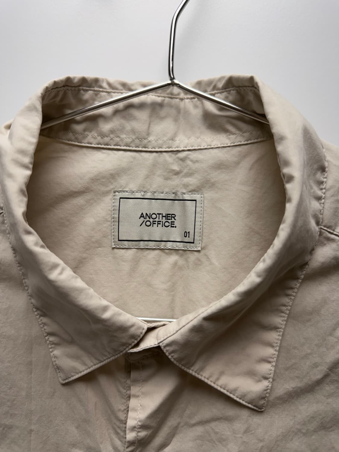 어나더오피스 라이터 셔츠 아몬드 밀크 01 상품이미지3