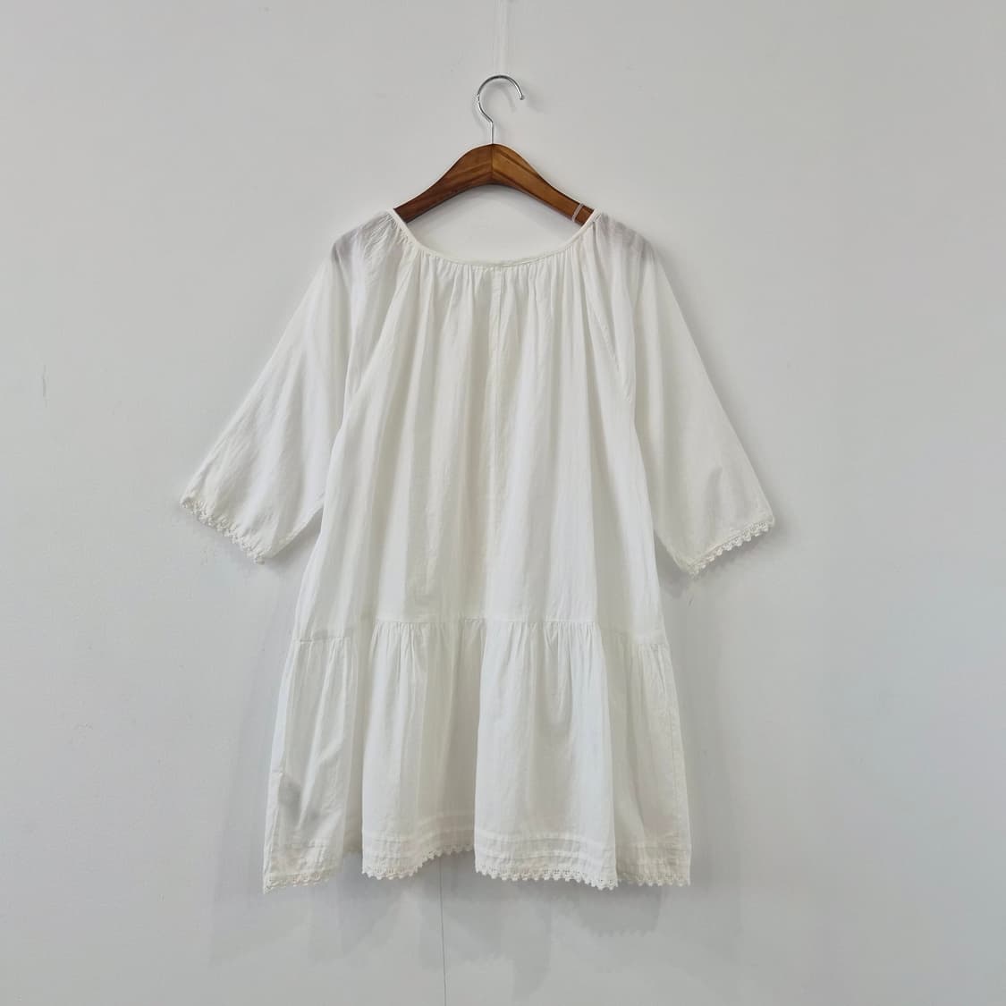 아이보리 자수 셔링 반팔 블라우스 상품이미지2