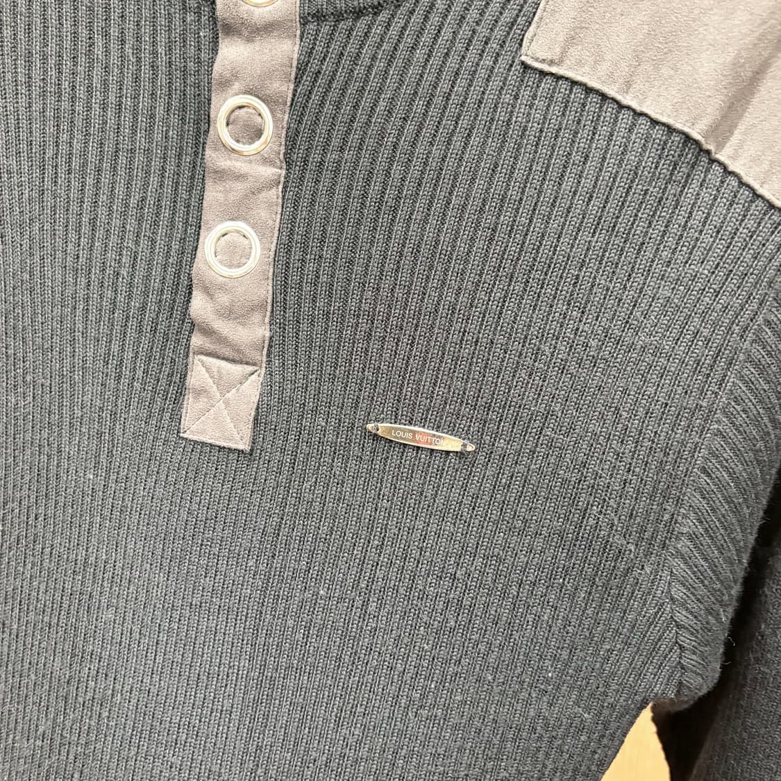 루이비통 긴팔 니트 숄더 레더 패치 소매 로고 자수 메탈 디테일 블랙 상품이미지6