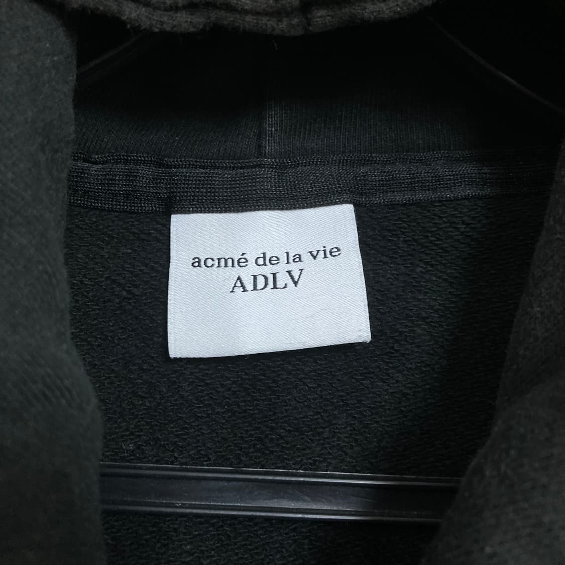 아크메드라비 베이비 페이스 빅로고 블랙 후드티 상품이미지5