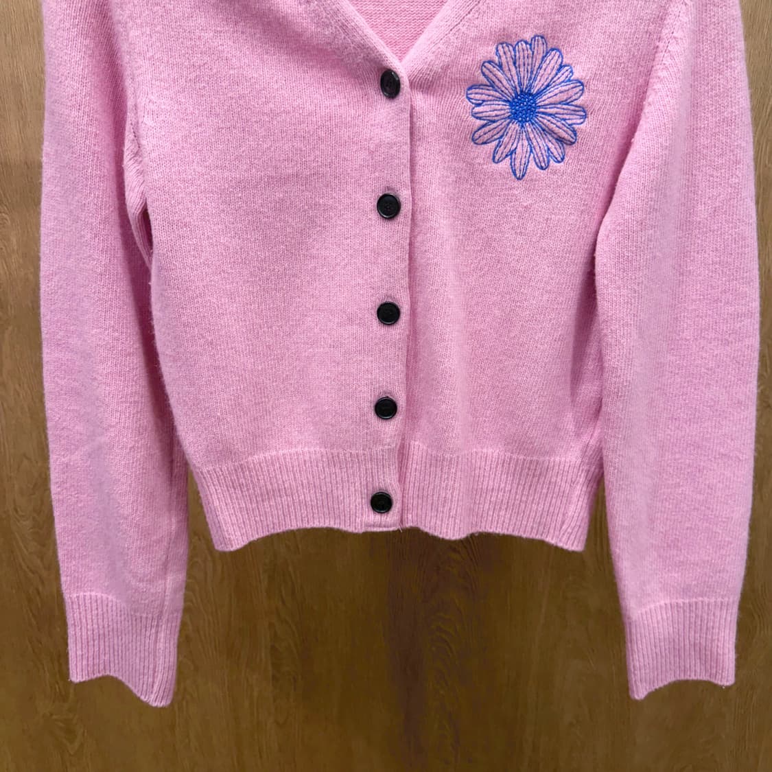 마르디 메르크디 긴팔 브이넥 가디건 밑단 시보리 로고 자수 디테일 핑크 상품이미지5