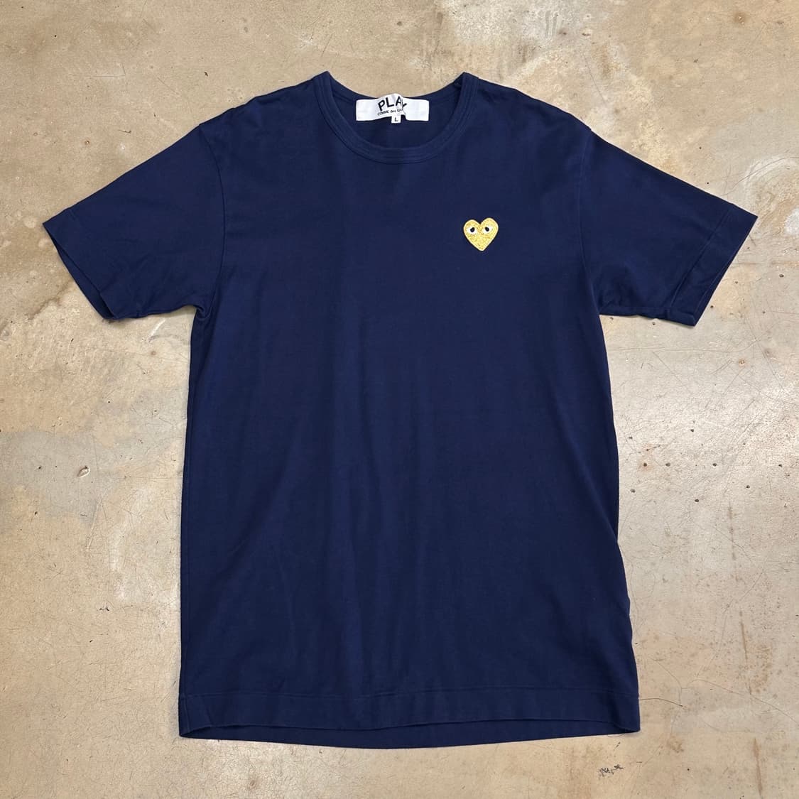 L 꼼데가르송 골드하트와펜 네이비 반팔티 상품이미지2