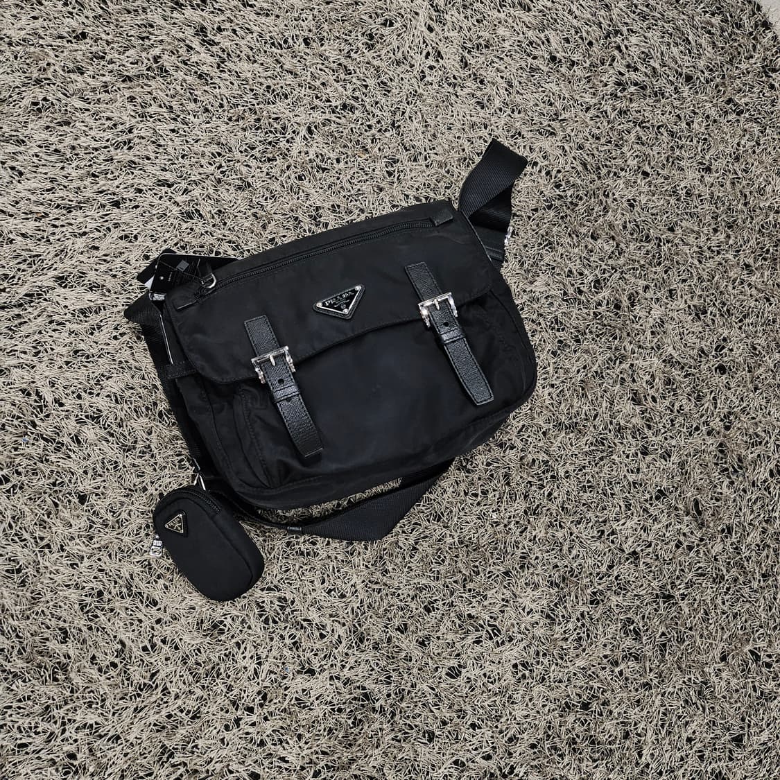 프라다 리나일론 레더 스트랩 삼각로고 플랩 메신저 백 상품이미지3