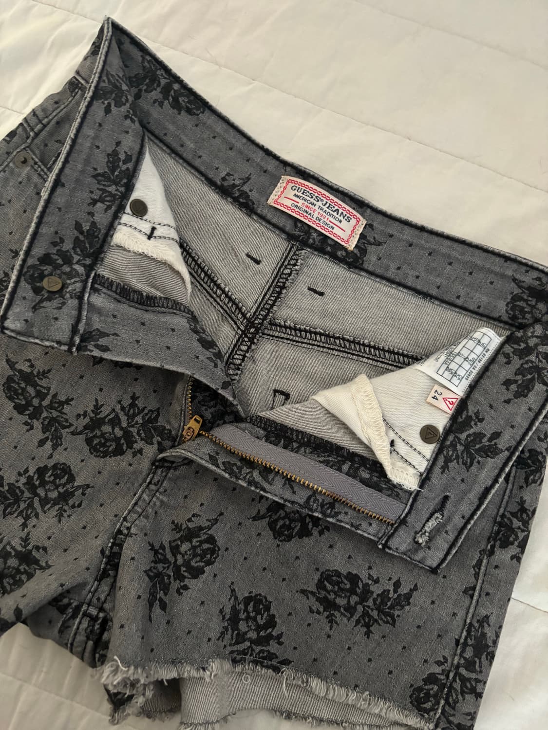 게스 장미 패턴 블랙 데님 숏츠 상품이미지3