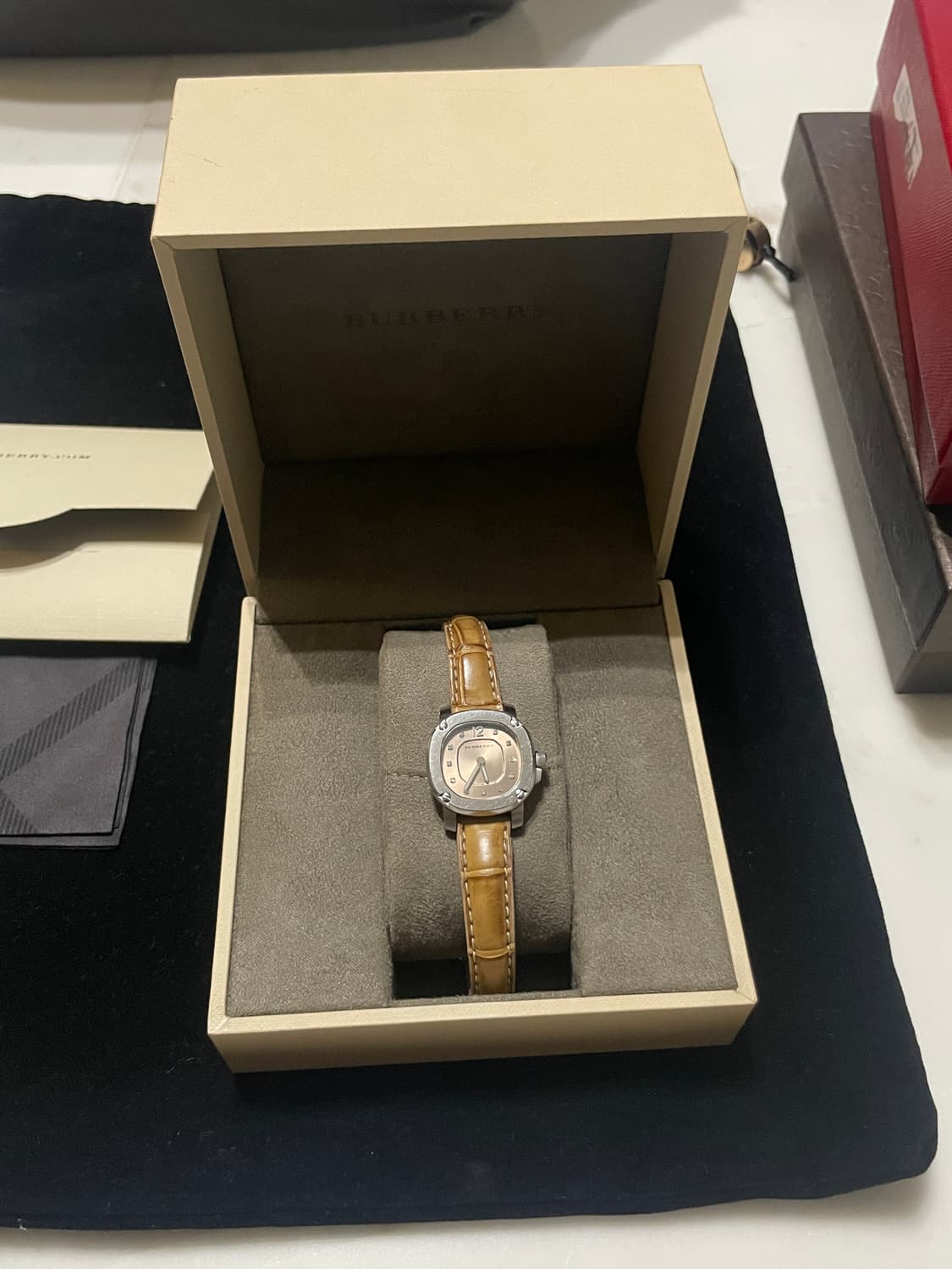 버버리 한정판 베젤 천연 다이아 시계 상품이미지2