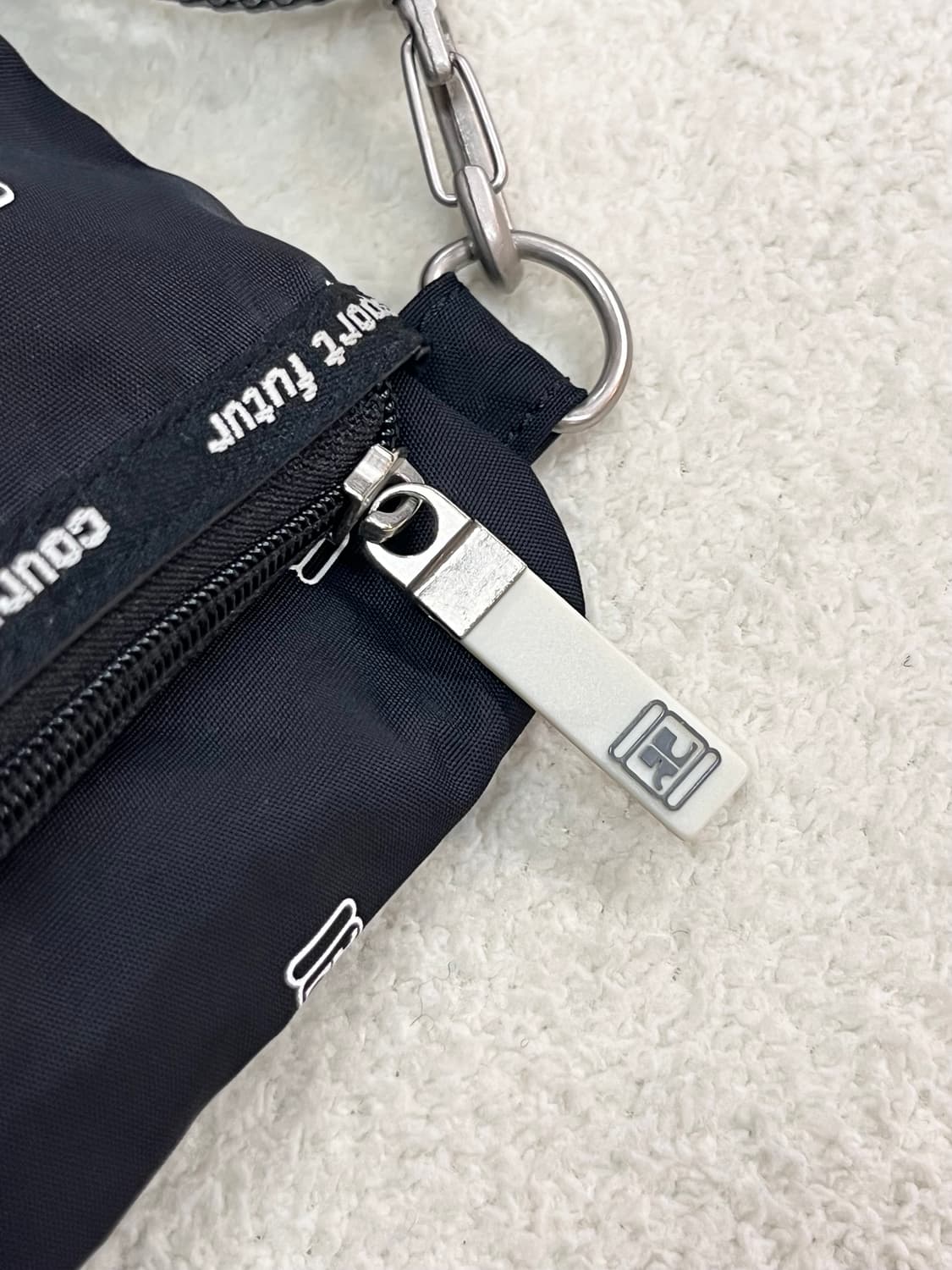꾸레쥬 로고 패턴 나일론 숄더백 상품이미지3