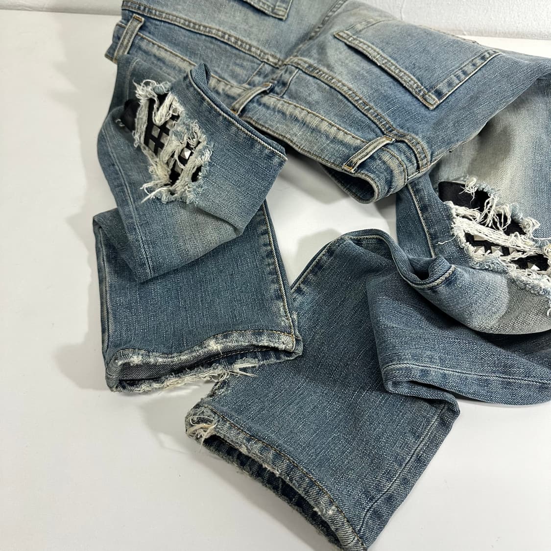 29 S 생로랑 17ss 슬림 스터드 레더패치 데님팬츠 상품이미지3