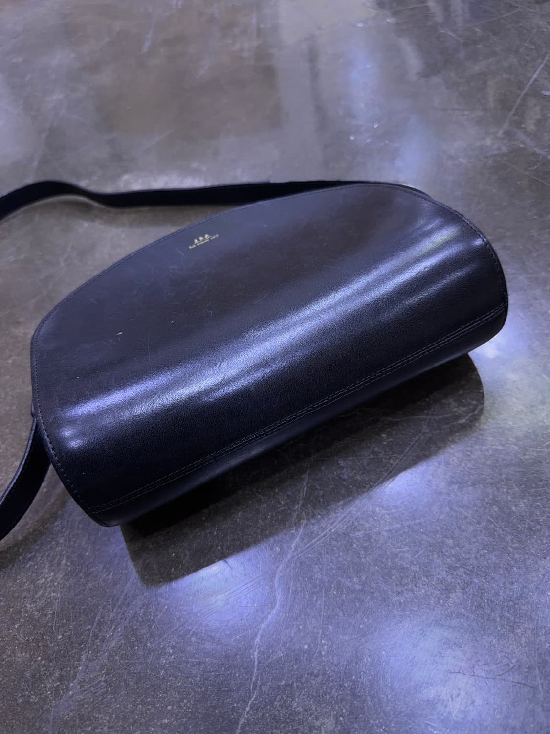 A.P.C 아페쎄 하프문 레더 크로스백 가방 상품이미지6