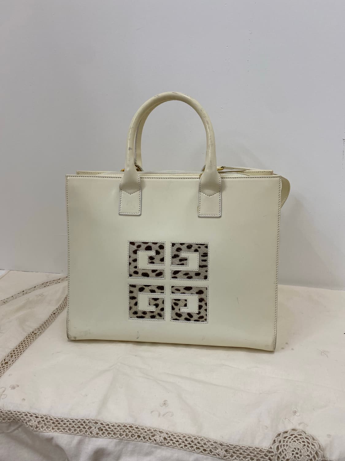 GIVENCHY 아이보리 에나멜 송치 토트&숄더백 상품이미지2