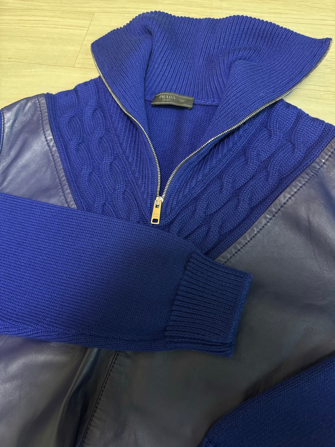 Prada 19s/s 컬렉션 런웨이 프라다 블루 레더 니트 집업 상품이미지5