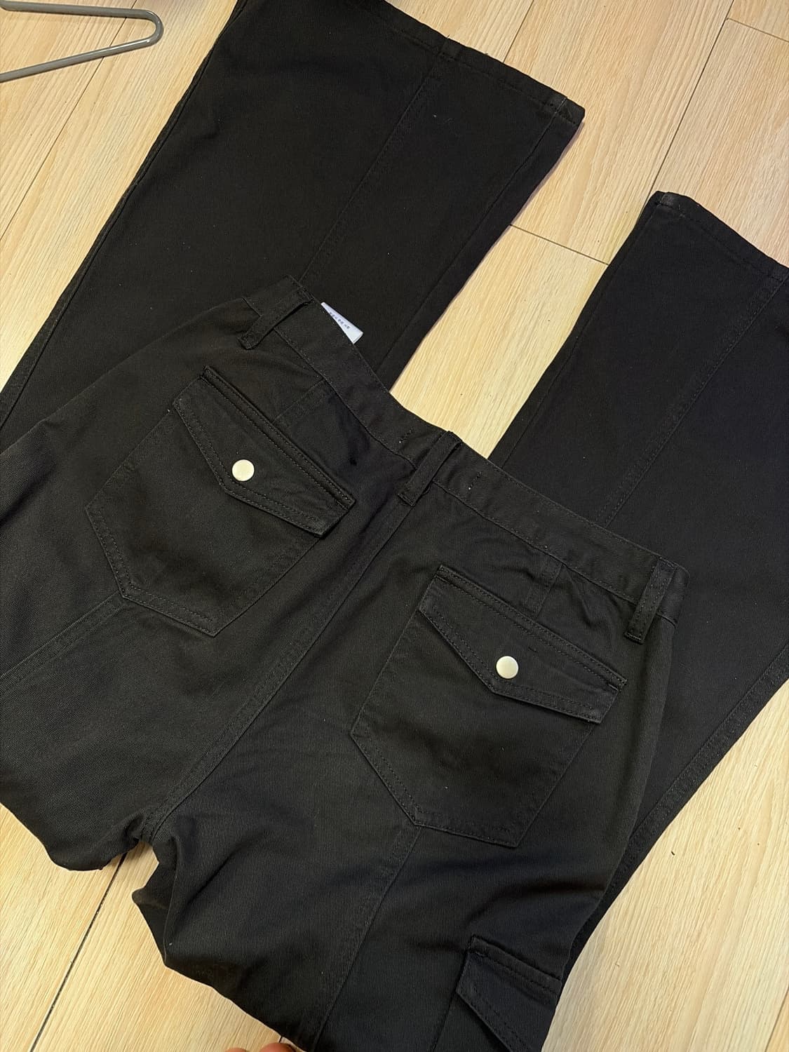 어널러코드 우먼 멀티포켓 부츠컷 카고팬츠 (차콜) 무신사 상품이미지4