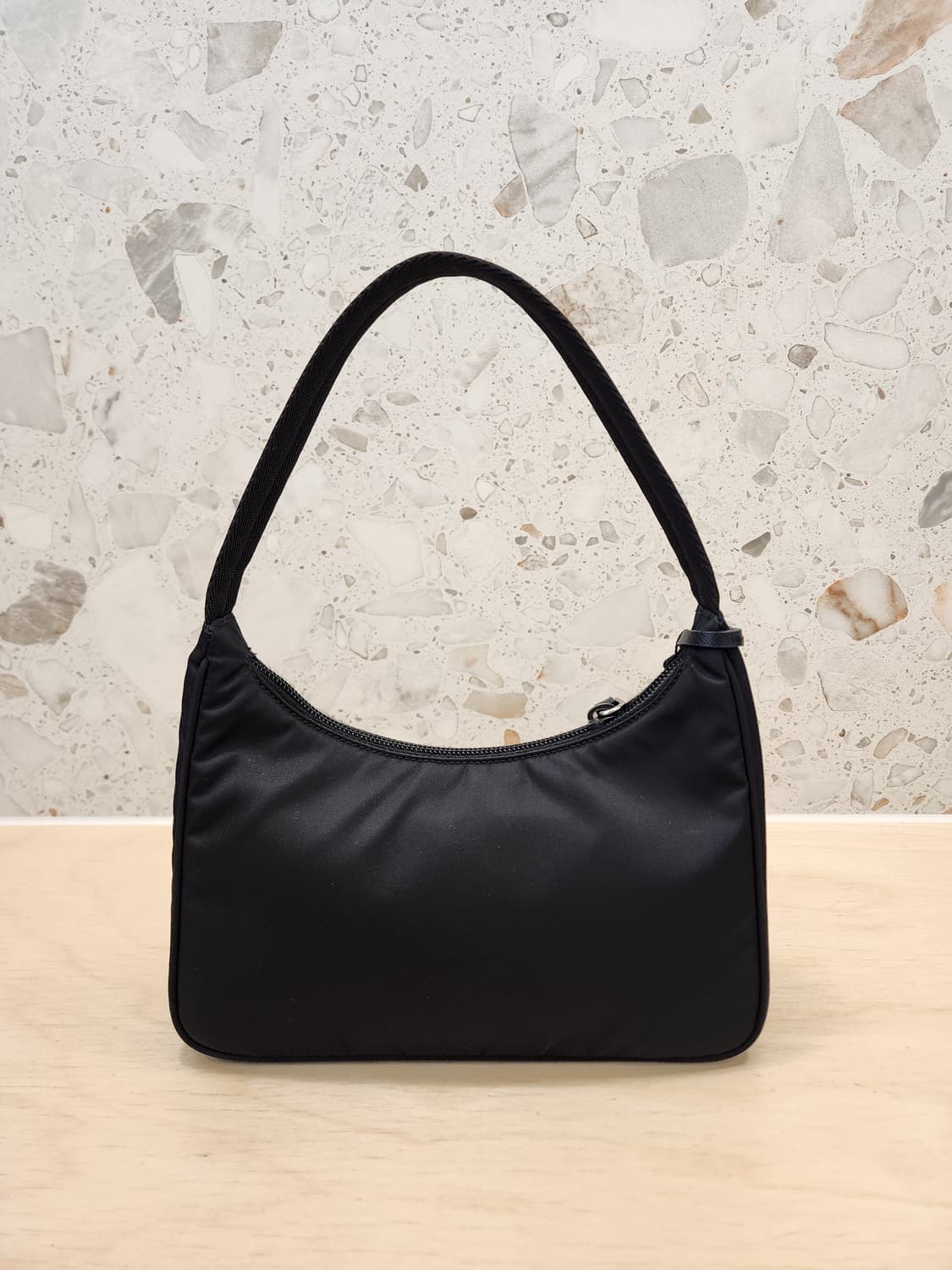 프라다 블랙 테수토 2000 리에디션 리나일론 호보백 2023 상품이미지3