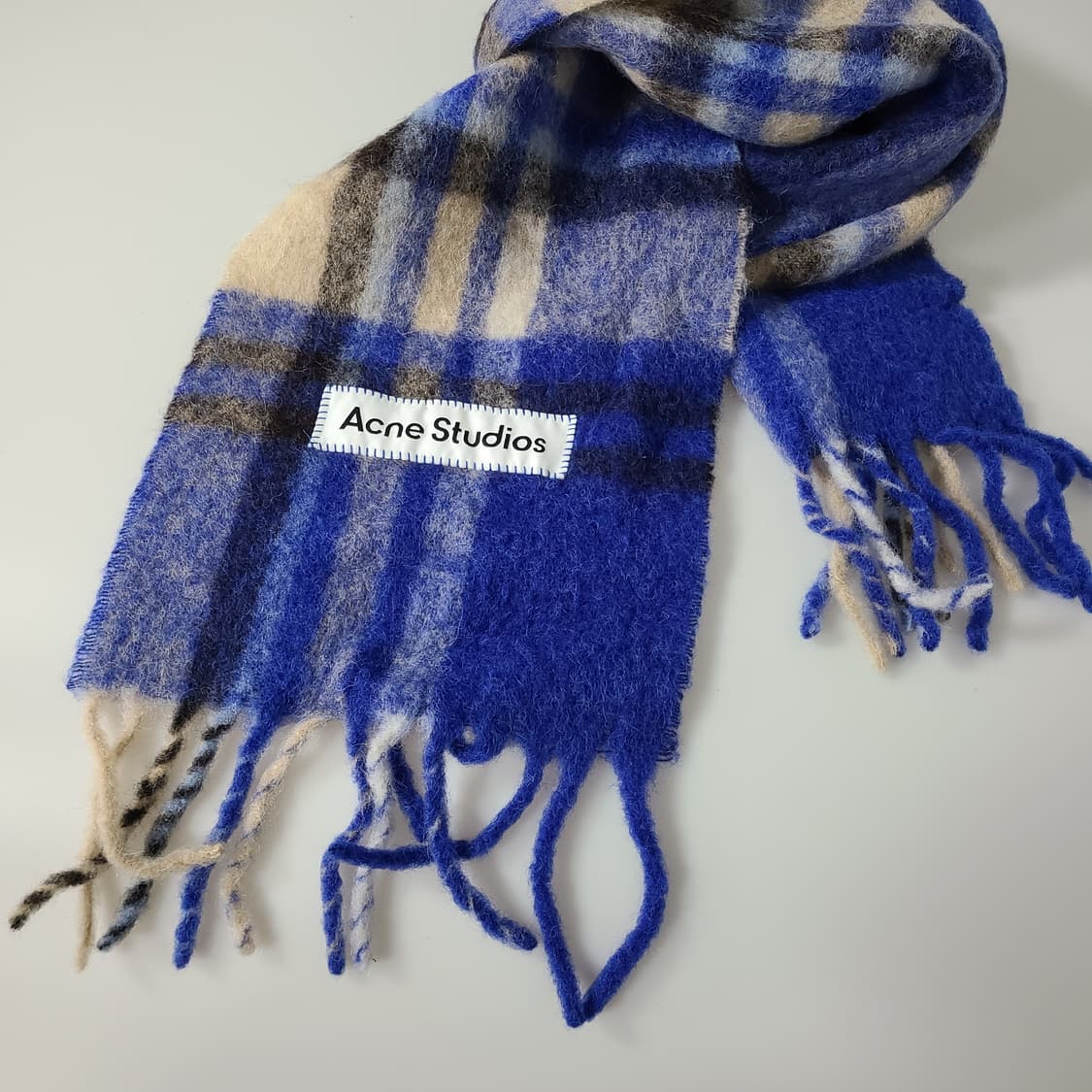 아크네 스튜디오 모헤어 타탄 머플러 일렉트릭 블루 베이지 OS 상품이미지2