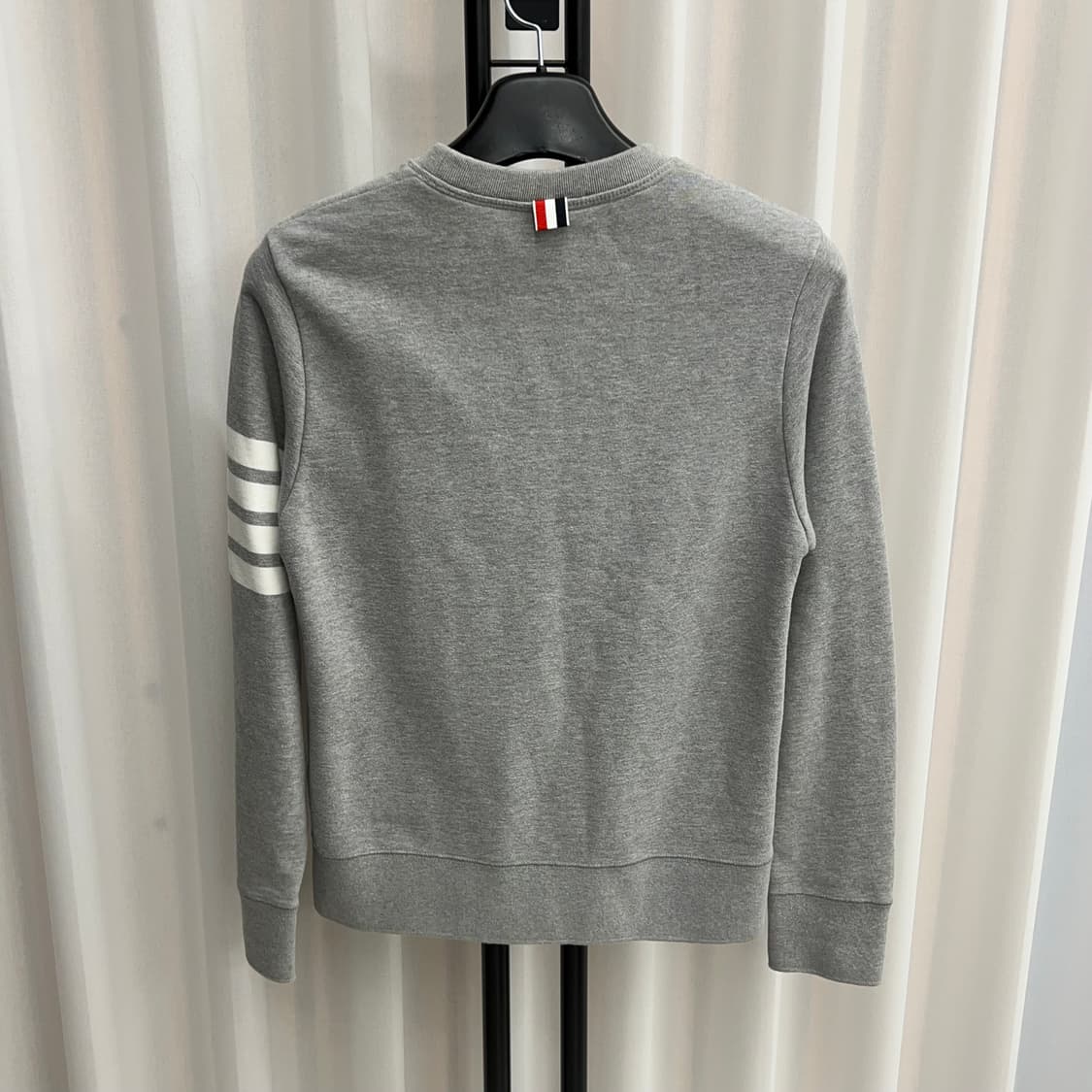 톰브라운 사선완장 맨투맨 그레이 (2사이즈) 상품이미지2