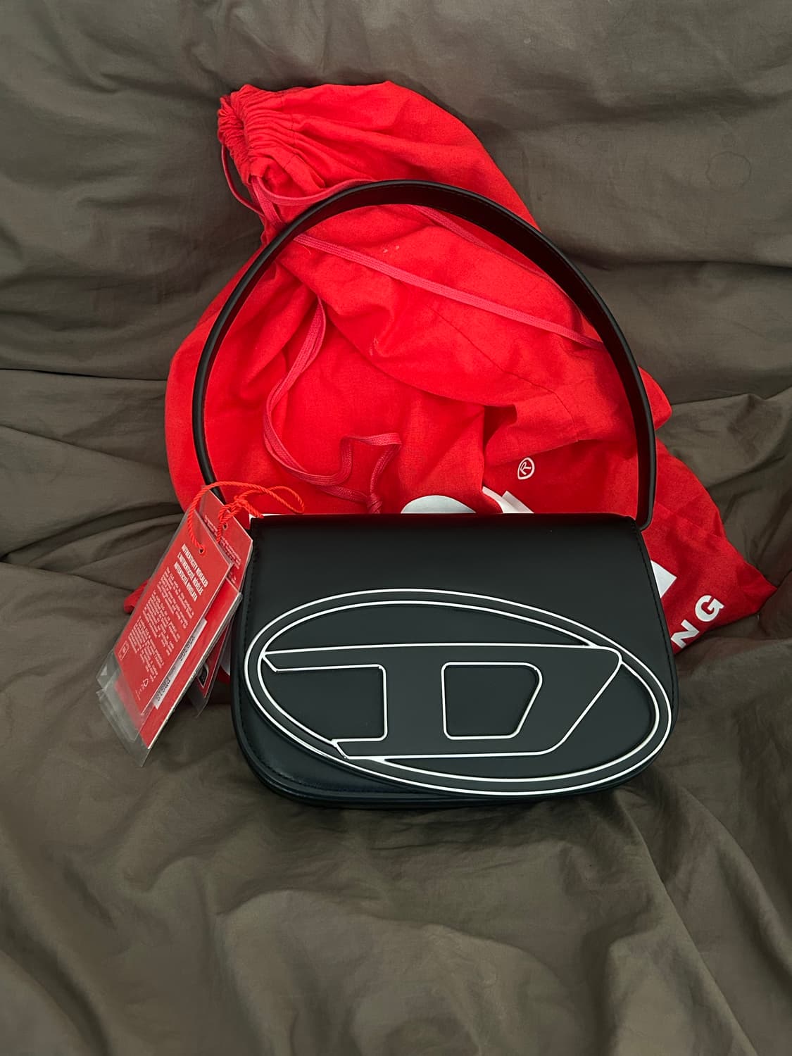 디젤 1DR 백 블랙 색상 가방입니다 실착 몇 번안한제품이에요!   상품이미지6