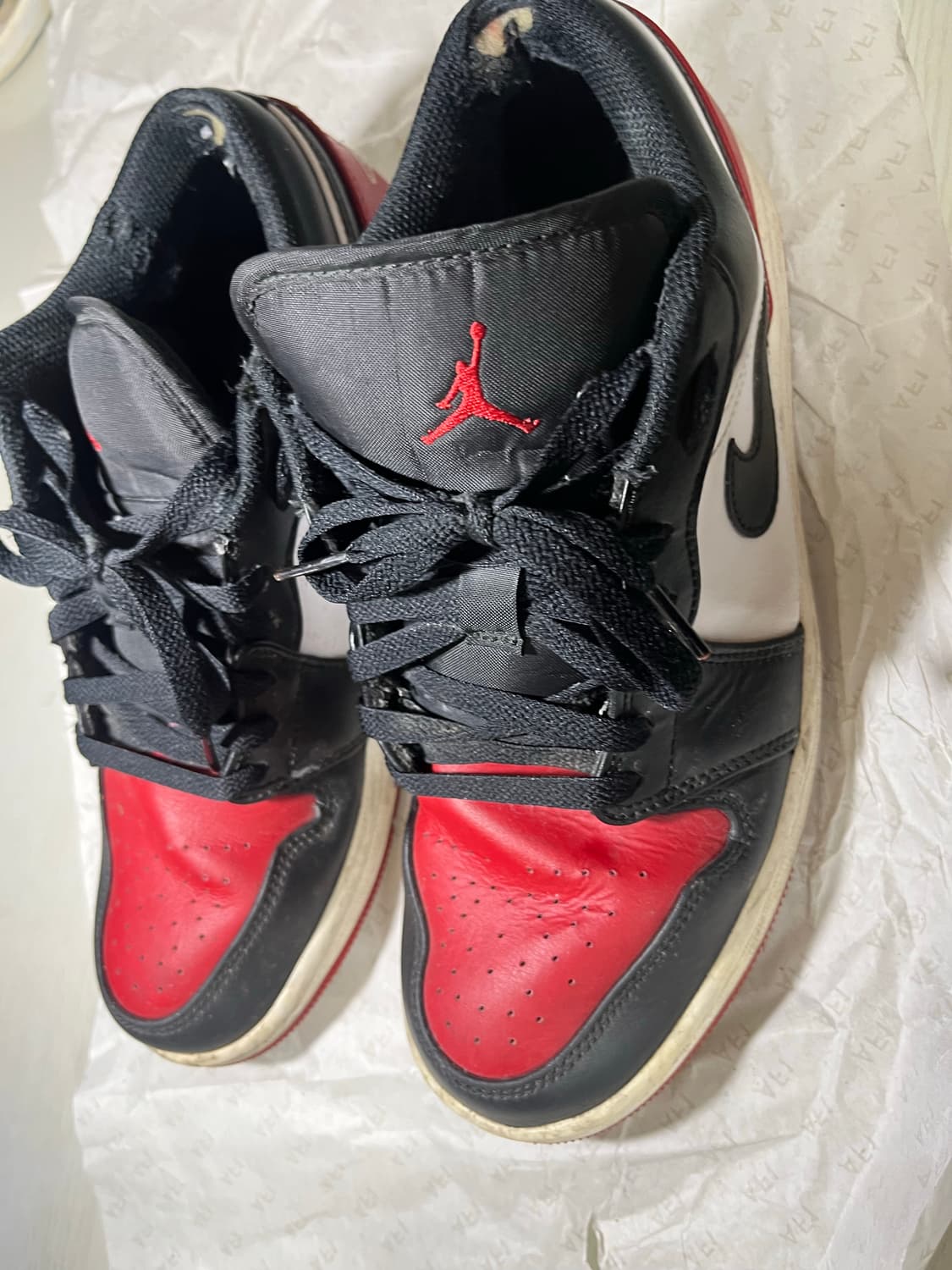 나이키 조던 1 로우 화이트 바시티 레드  상품이미지3