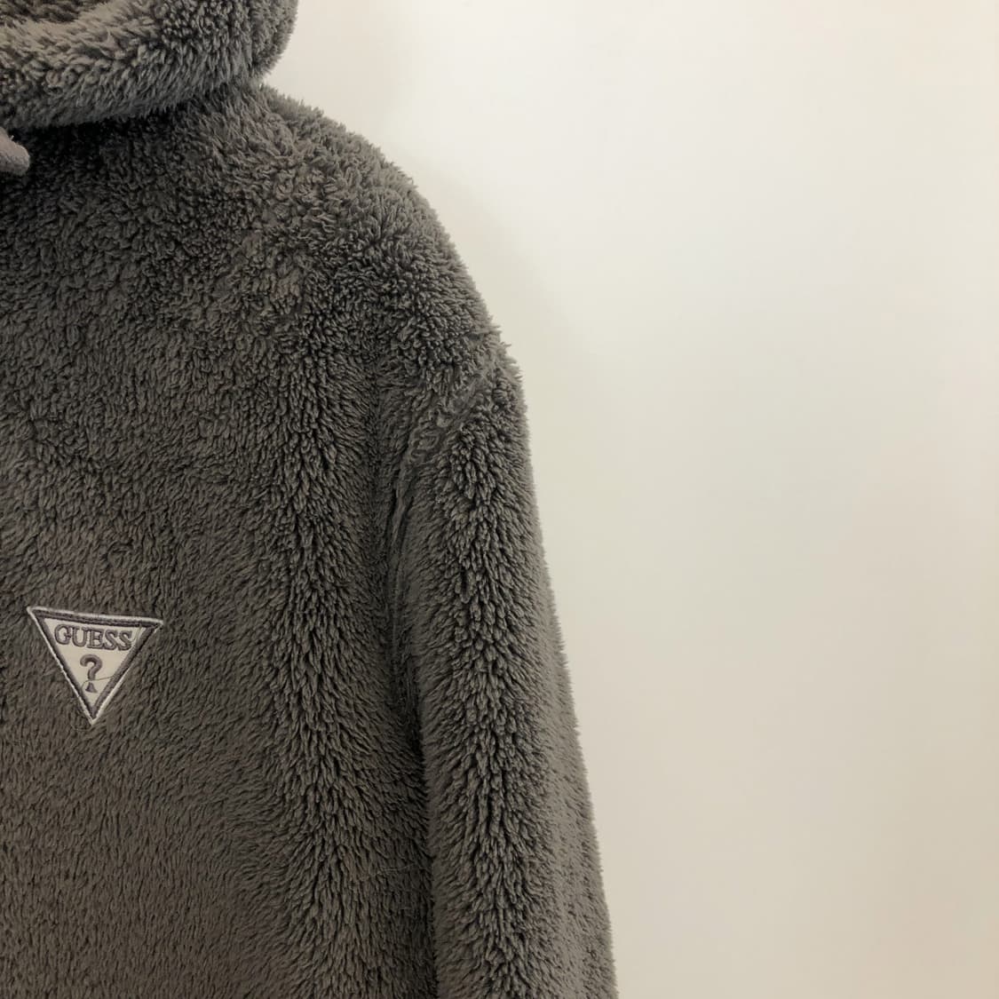 게스 삼각패치 후드 후리스자켓 XL 상품이미지2