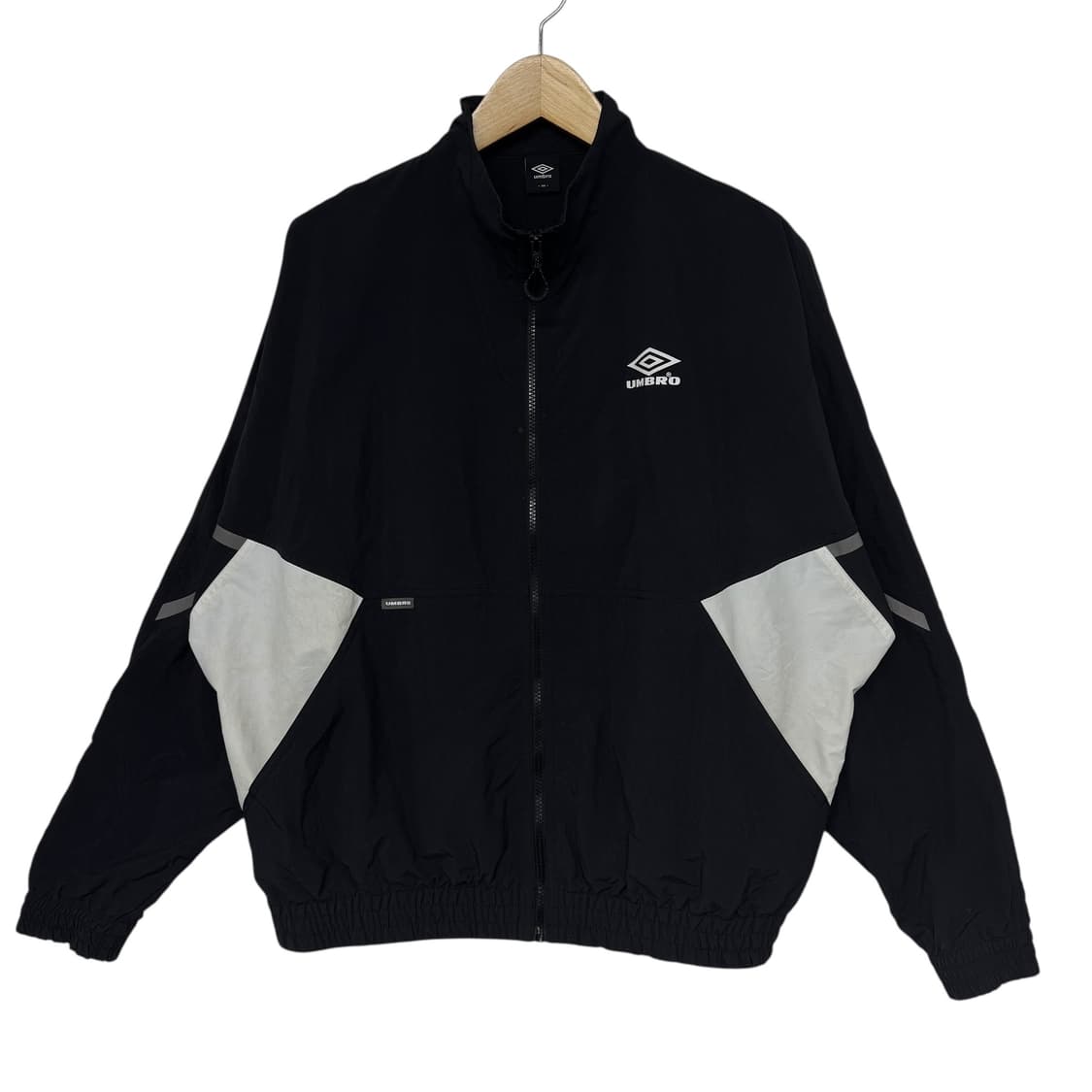 엄브로 로고 바람막이 상품이미지1