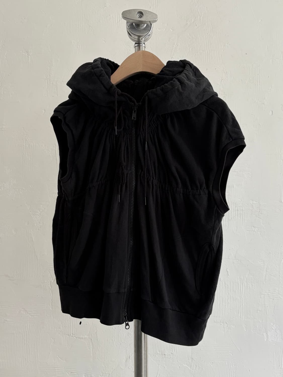 Gomme 고무 셔링 슬리브리스 후드 집업 상품이미지2