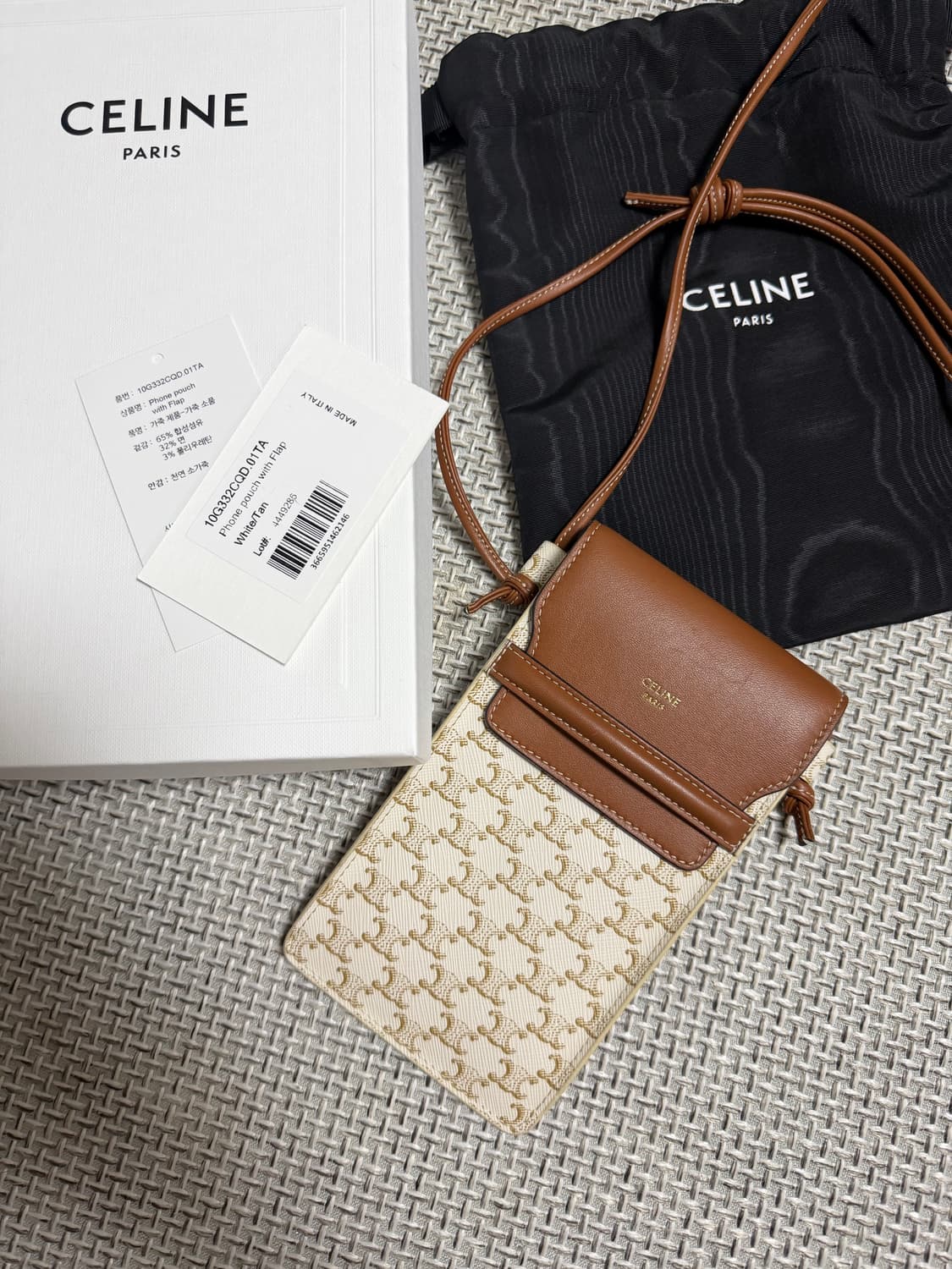 셀린느 트리옹프 캔버스 플랩 폰 파우치 화이트탄 크로스백 상품이미지1