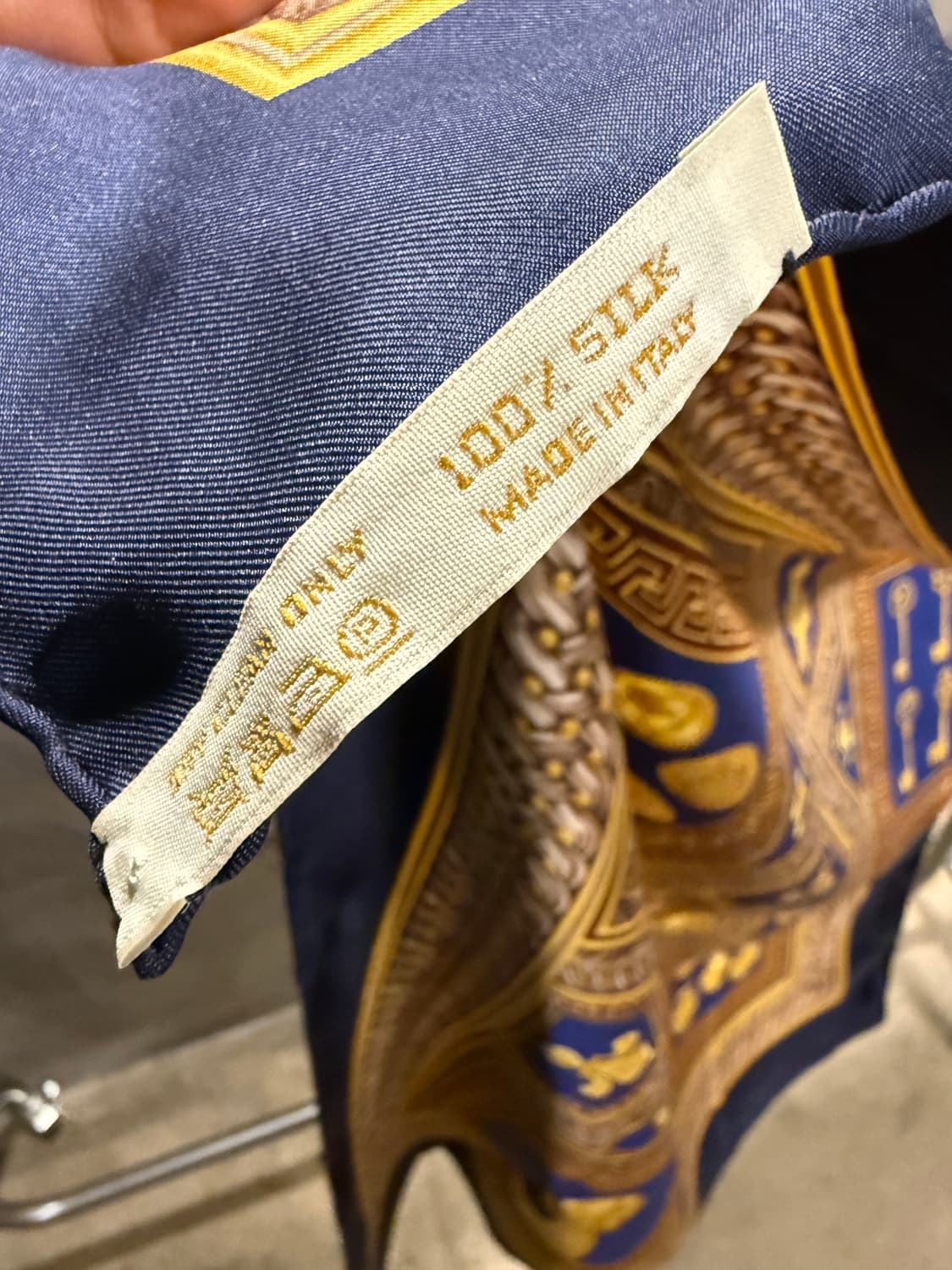 잔프랑코 로티 피렌체 실크 스카프 헤럴딕 메달리온 네이비 상품이미지8