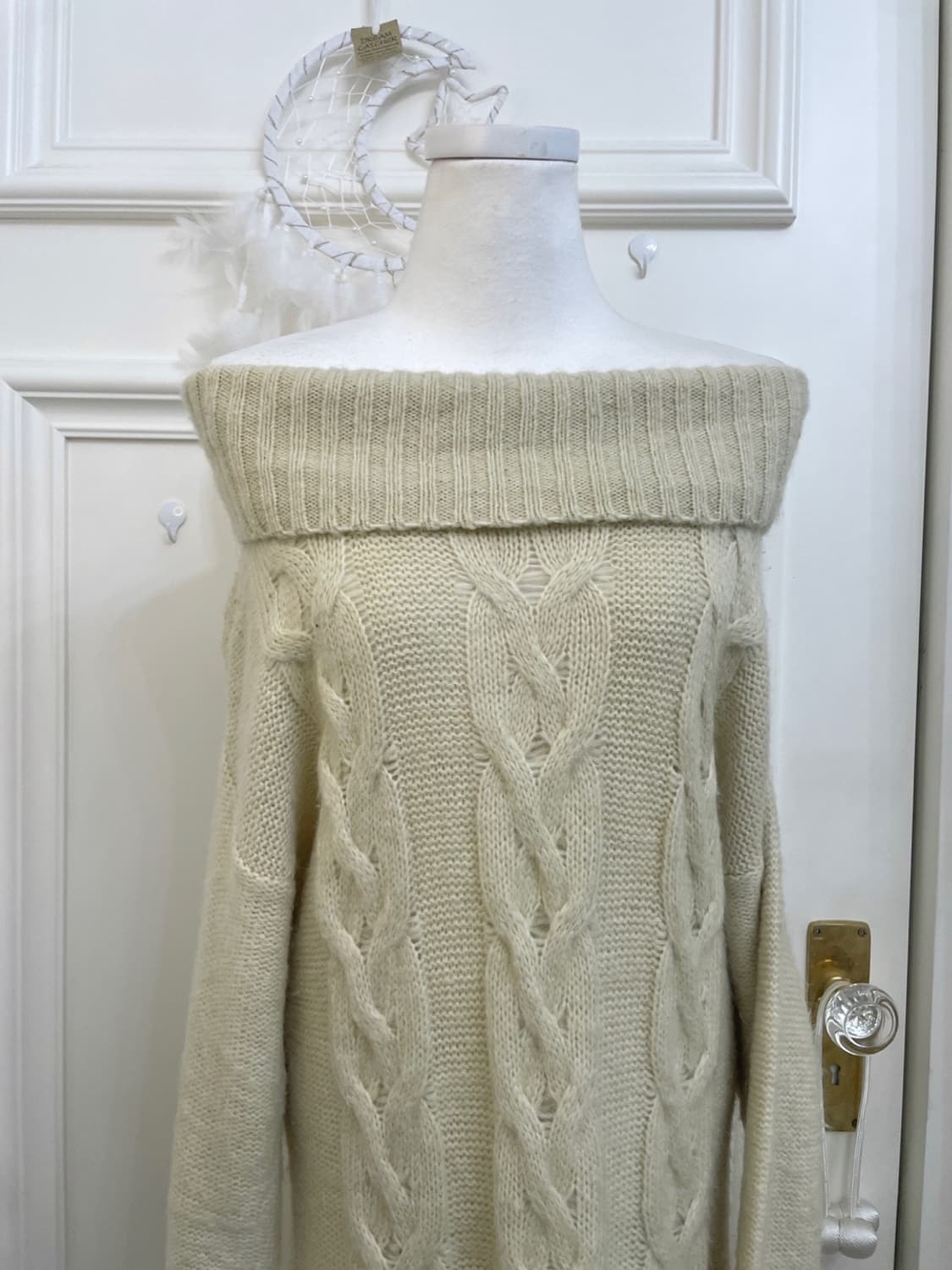 beige ivory twist off-shoulder opc 상품이미지5