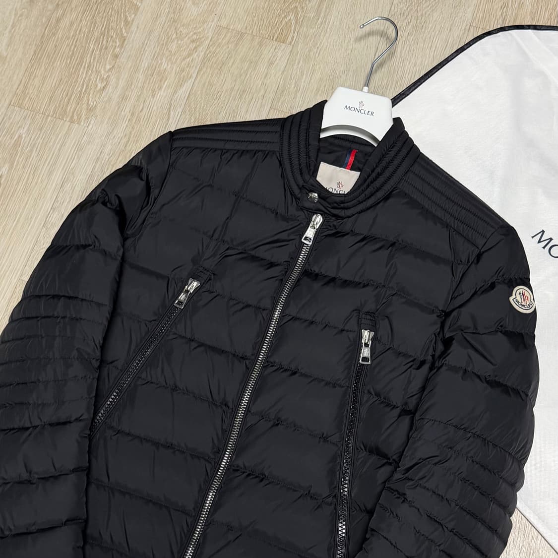 [블랙 3/새상품급] 몽클레어 아미오 경량패딩 자켓 블랙 풀구성 상품이미지2