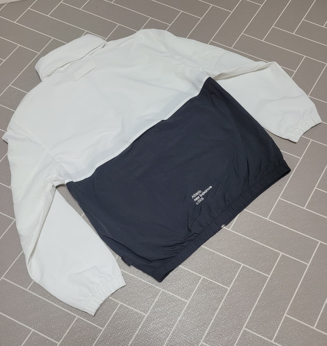 뉴발란스 에센셜 윈드브레이커 집업 자켓 L (100) 상품이미지2