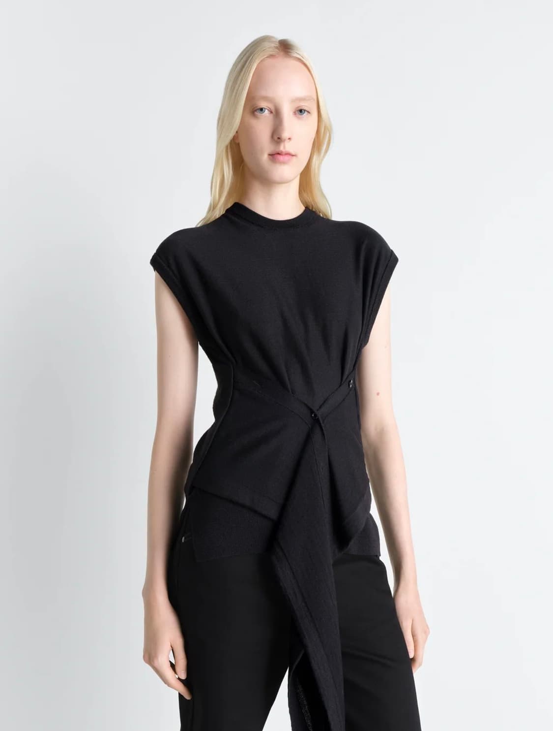 [XS,S,M]르메르 26ss 슬리브리스 버튼 탑/블랙 상품이미지1