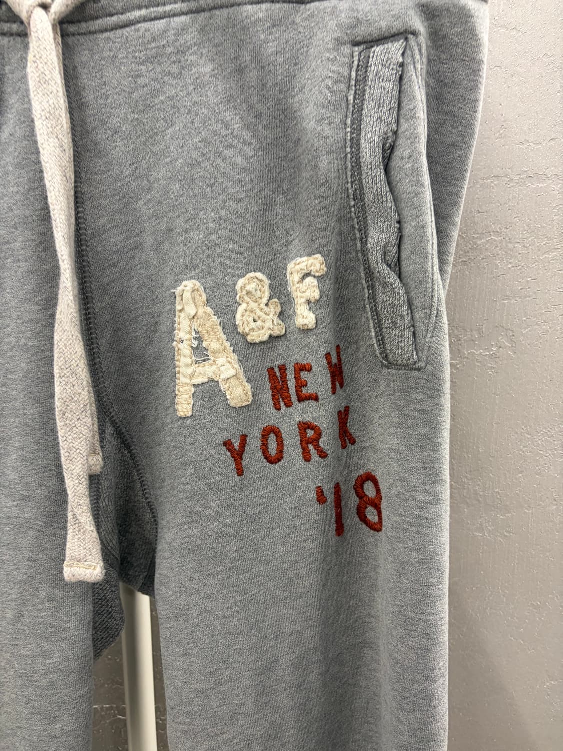 아베크롬비앤피치 회색 기모 트레이닝 팬츠 M 상품이미지3