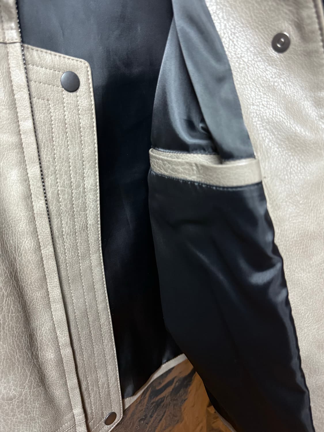 알렌느 - 벨티드 3D 레더 바이커 자켓 (그레이쉬 베이지/1) 상품이미지4