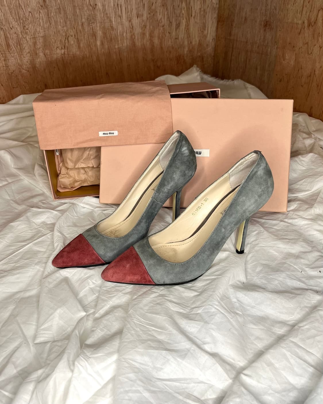 미우미우 투톤 스웨이드 포인티드 펌프스 상품이미지1