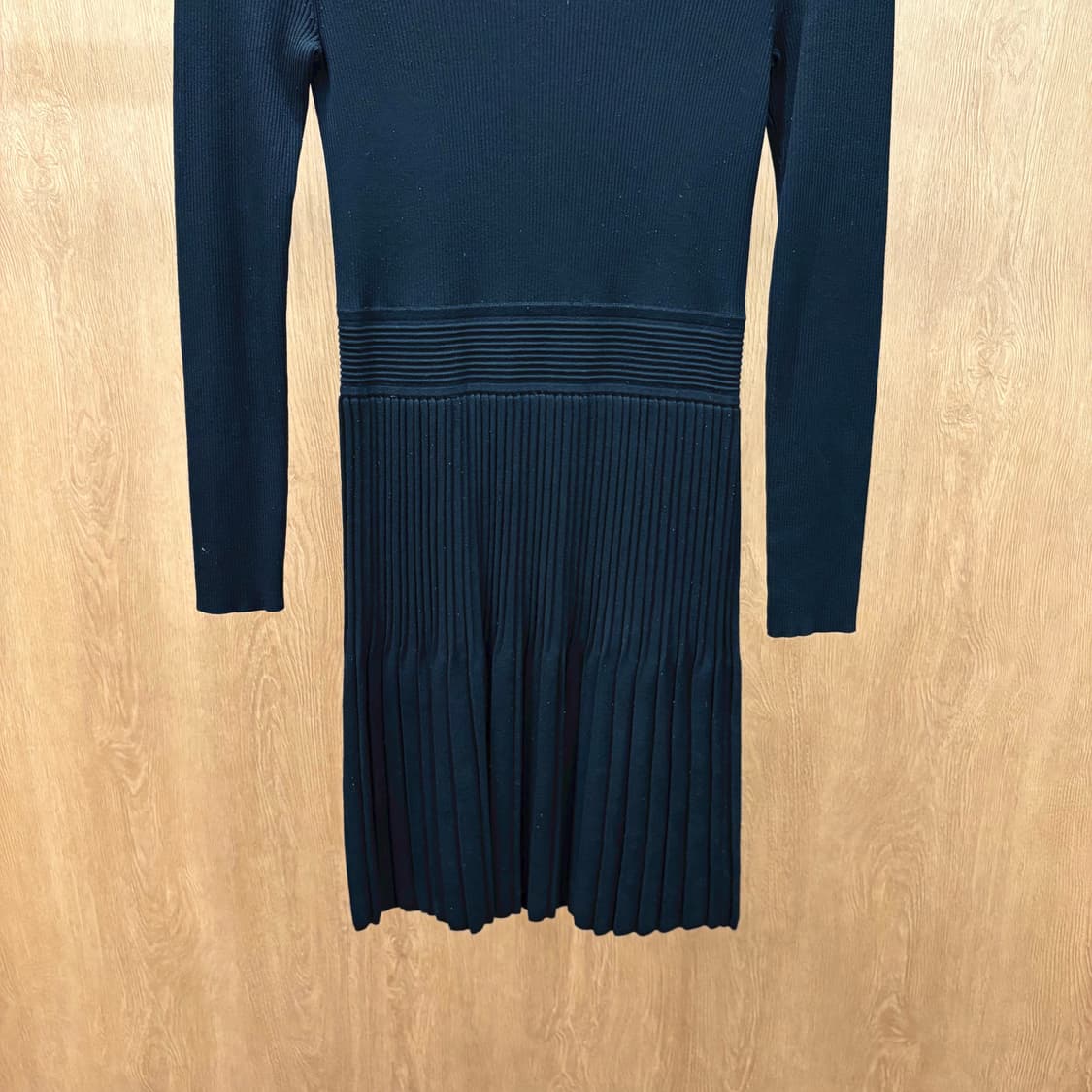 띠어리 긴팔 니트 미디 원피스 허리 절개 플리츠 디테일 슬림핏 블랙 상품이미지5