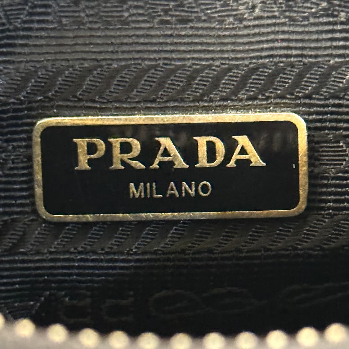 프라다 리에디션 사피아노 레더 테수토 호보백 블랙 골드 상품이미지10