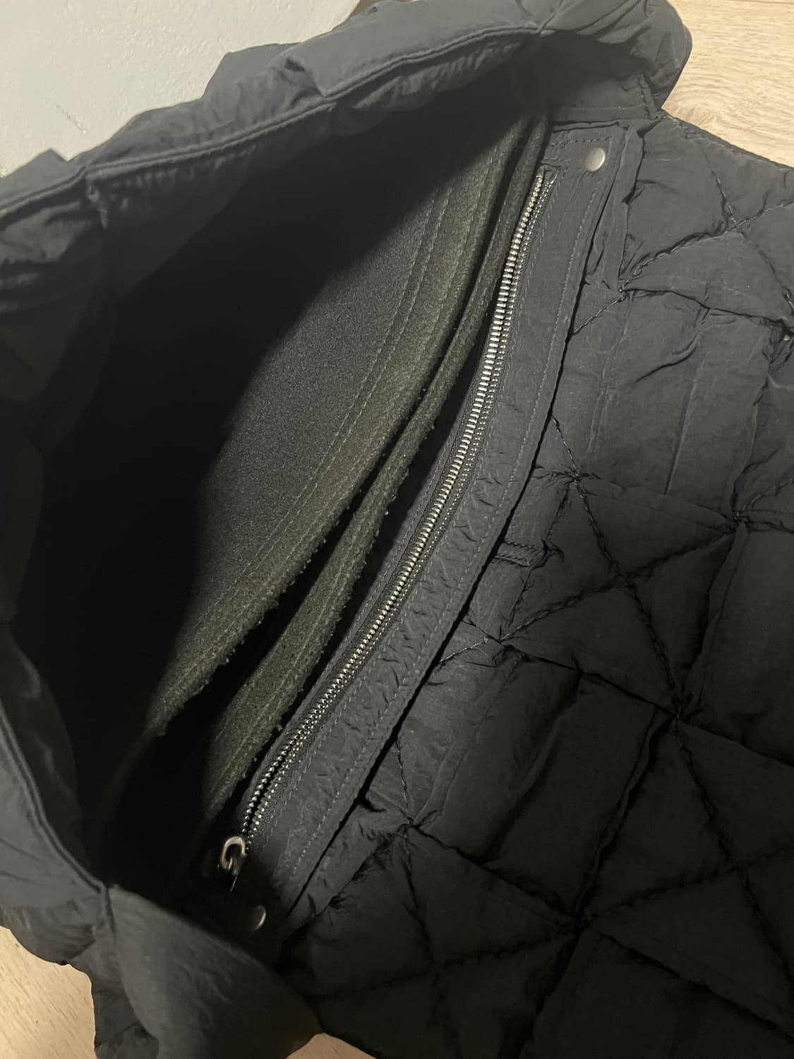 보테가베네타 패디드 테크 카세트백 나일론 맥시 & 기본 상품이미지2