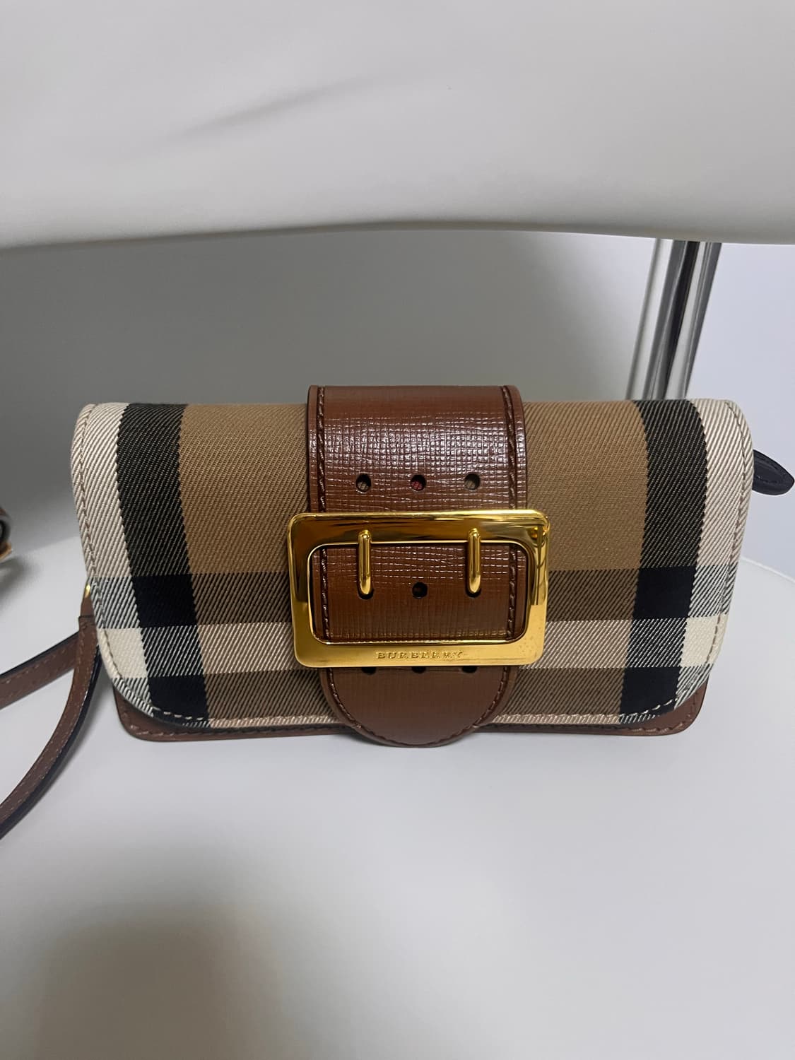 버버리 버클 크로스백 상품이미지1