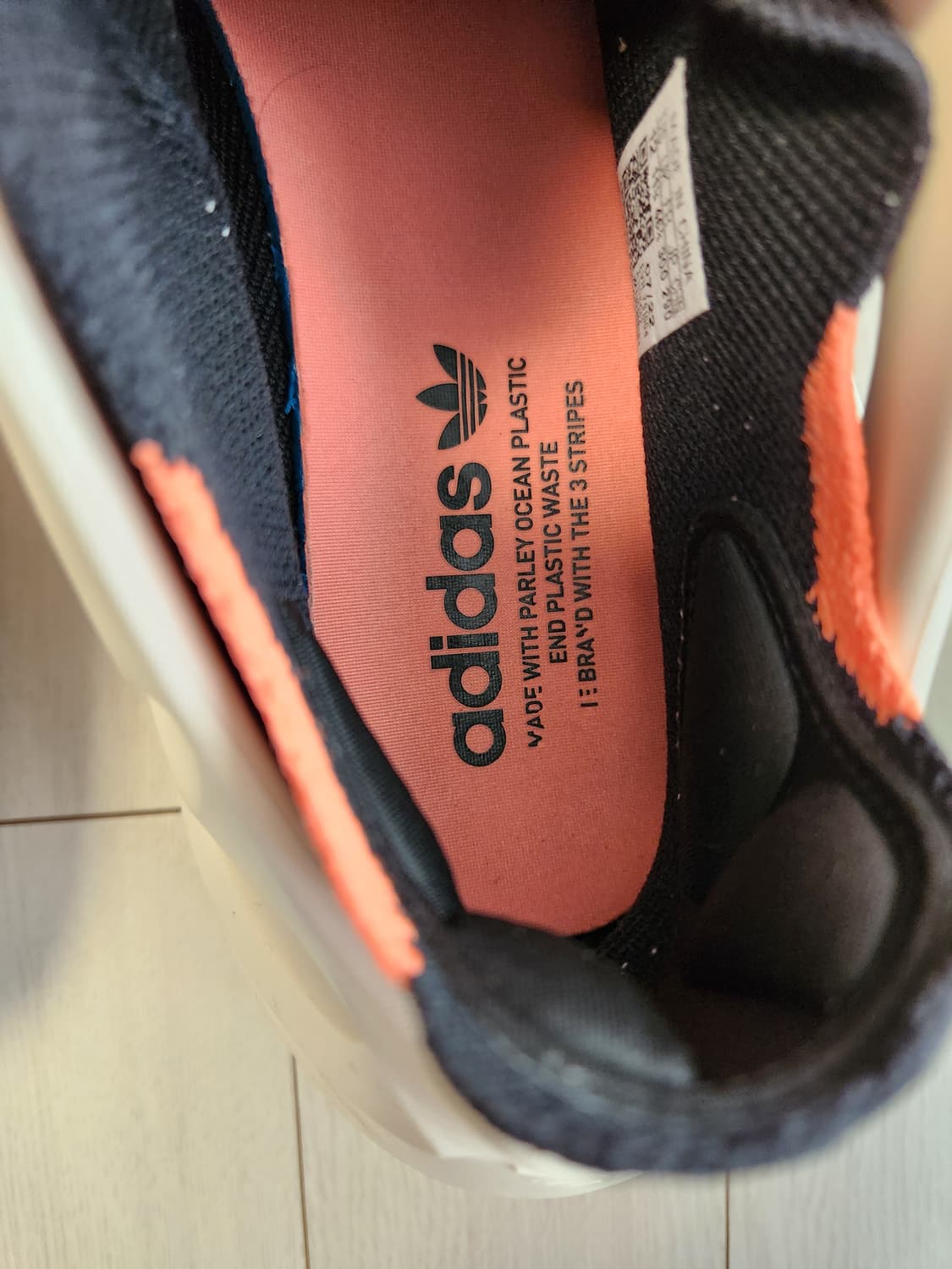 아디다스 운동화 오리지널 아디폼 Q 원더 화이트 사이즈300

밝은색이라 상품이미지7